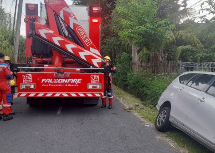 Hindari Mobil, Toyota Calya Masuk Selokan di Medokan Semampir Surabaya