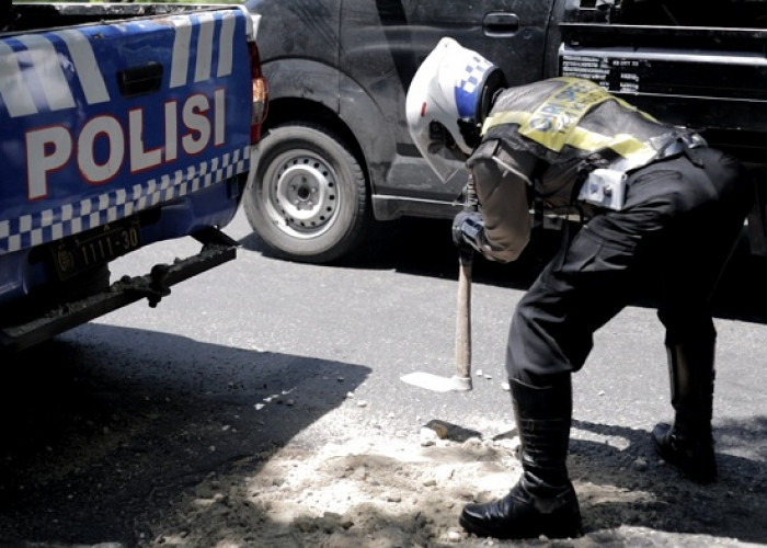 Satlantas Polres Gresik Tambal Jalan Berlubang di Jalan Wahidin Jelang Nataru