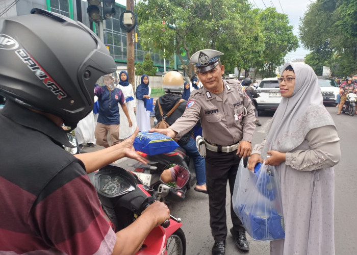 Polsek Krian Amankan Kegiatan Berbagi Takjil SDN 4 Krian