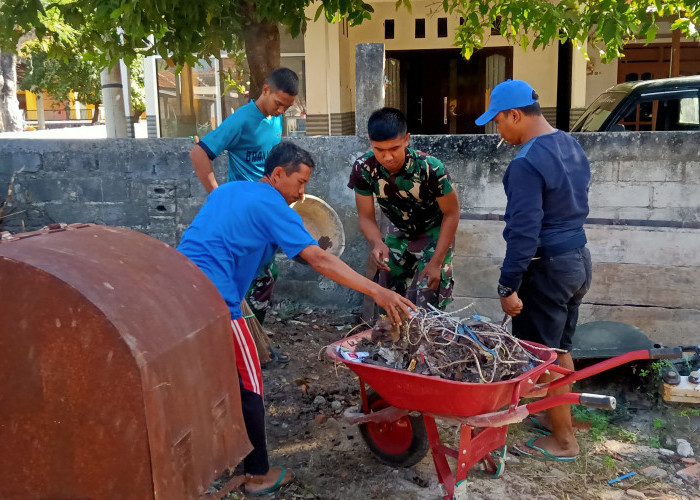 Kompak Dan Semangat, Satgas TMMD 121 Kodim 0827/Sumenep Gotong Royong Bersihkan Sampah