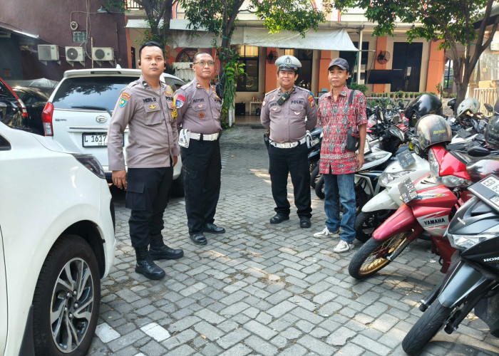 Polsek Gayungan Kawal Kebaktian Minggu GKI Gayungsari, Pastikan Rasa Aman Jemaat