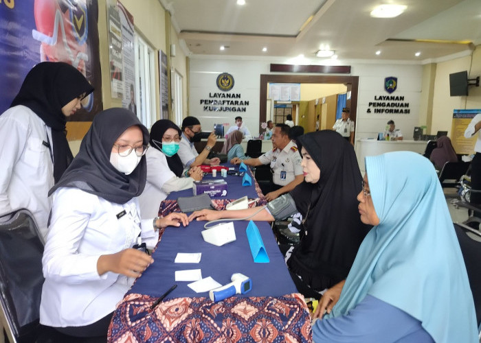 Hadirkan Senyum di Ruang Kunjungan, Lapas Jember Manjakan Keluarga Warga Binaan dengan Layanan Medis
