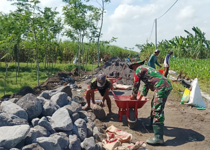 Kemanunggalan TNI-Rakyat Lumajang Nyata, Babinsa Klampokarum Kawal Proyek Plengsengan 