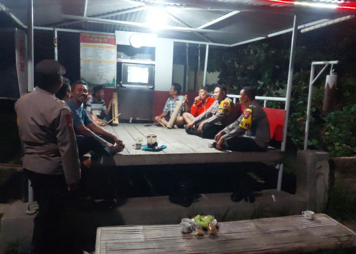 Polsek Ngasem Sambangi Pos Kamling Tugurejo, Perkuat Sinergi Jaga Keamanan Wilayah