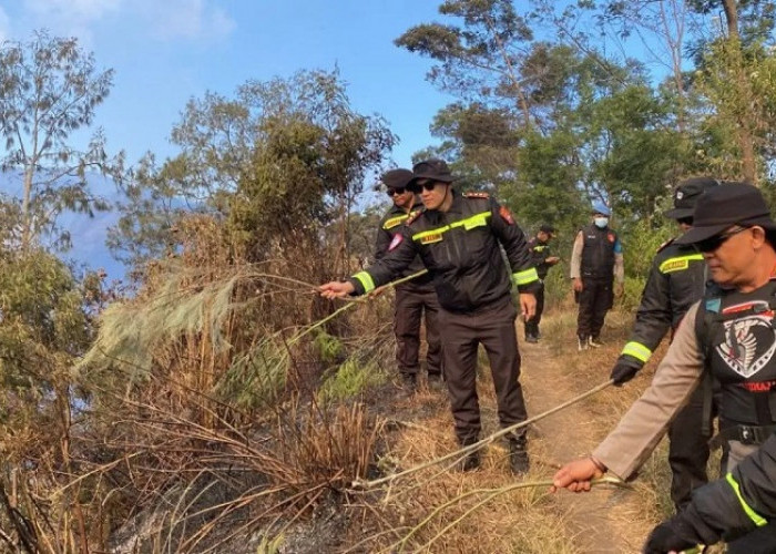 Polres Lumajang Kerahkan Personel Bantu Antisipasi Karhutla TNBTS Meluas