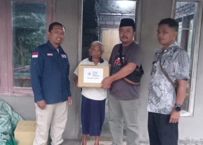 Rumah dan Tabungan Ludes Terbakar, Senyum Mbah Sahri Kembali saat Disambangi PMI Jember