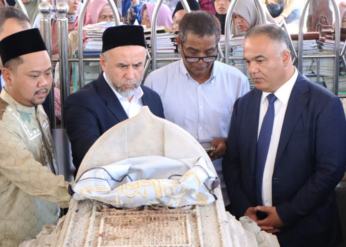 Gubernur Samarkand Uzbekistan Ziarah ke Makam Maulana Malik Ibrahim Gresik