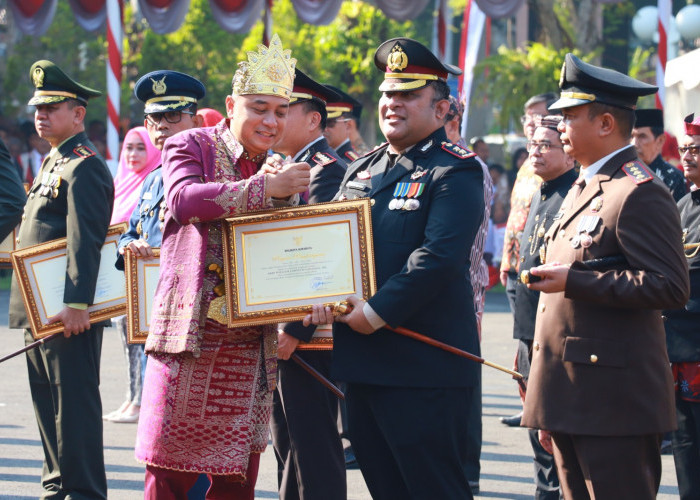 Kapolres Pelabuhan Tanjung Perak AKBP William Raih Penghargaan dari Wali Kota Surabaya 