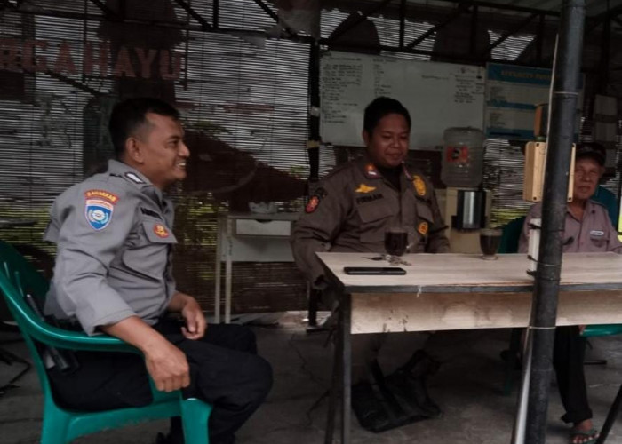 Perkuat Keamanan Lingkungan, Bhabinkamtibmas Lidah Wetan Sambangi Pos Kamling