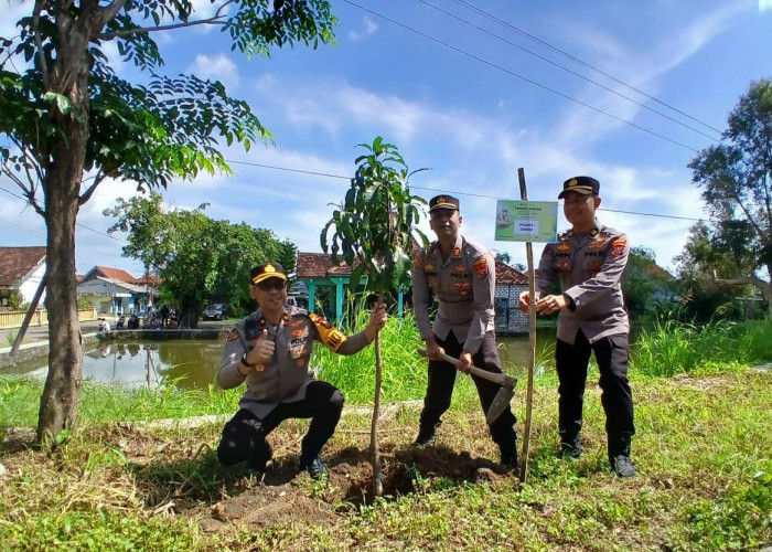 Rawan Diterjang Banjir Kali Lamong, PWI Gresik Tanam Pohon di Tanggul Desa Jono