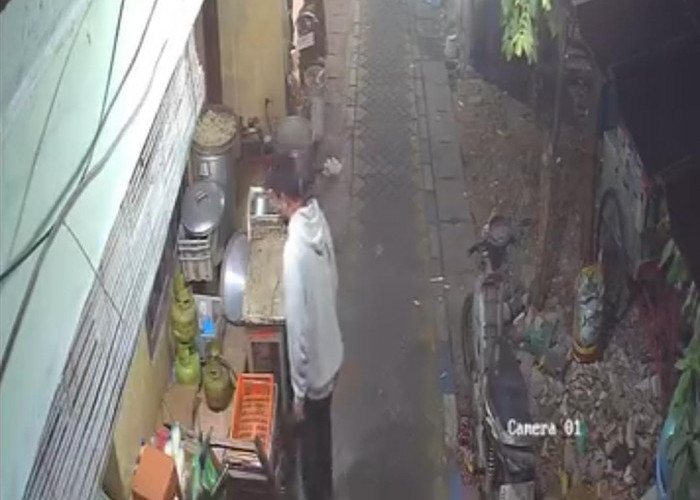 Maling Terekam CCTV Bawa Kabur Tiga Tabung Elpiji di Kedurus