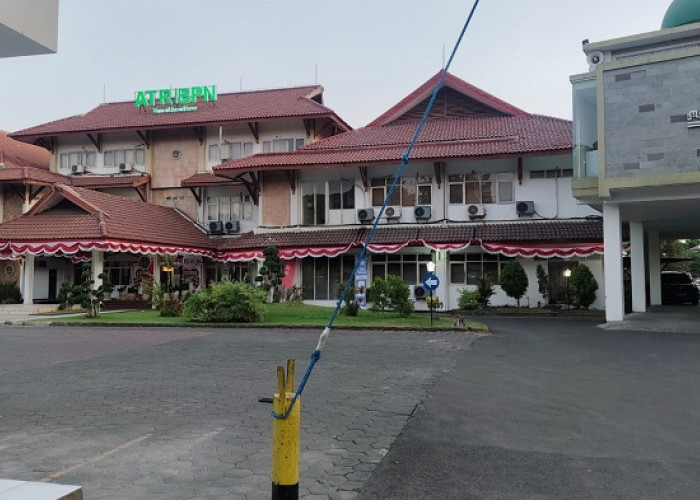 KPK Geledah Kanwil BPN Jatim Lebih dari 7 Jam, Brimob Bersenjata Ikut Kawal