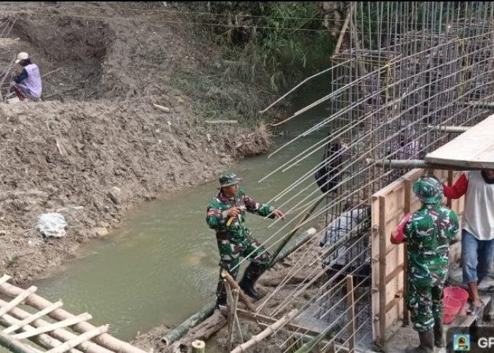 Garap 10 Jembatan Perintis Garuda, Babinsa Kodim Bojonegoro dan Masyarakat Gotong Royong Permudah Konektivitas