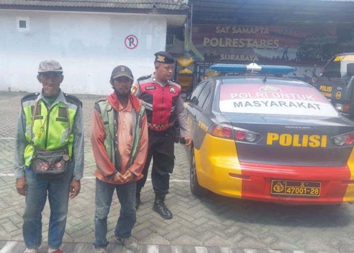 Respons Keluhan Warga, Polsek Mulyorejo Garuk Pak Ogah di Jalan Kenjeran