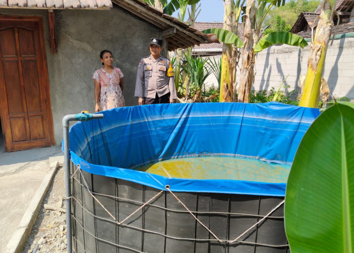 Dukung Ketahanan Pangan, Bhabinkamtibmas Babatan Pantau Kolam Ikan Warga