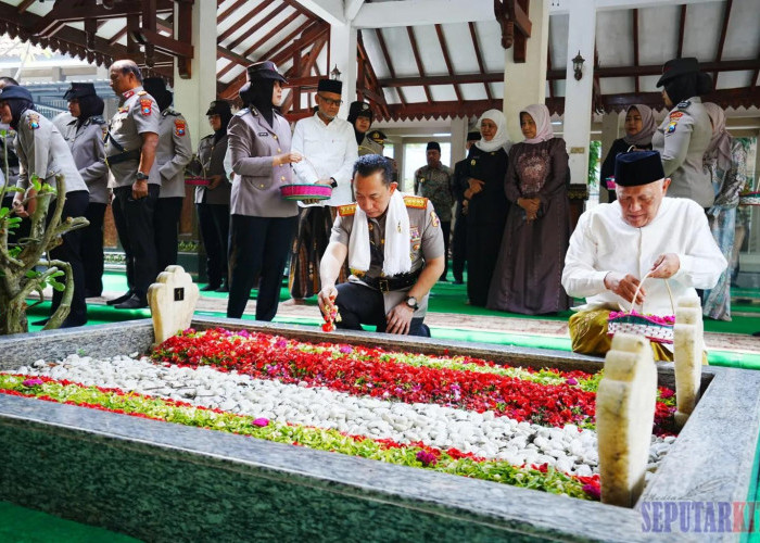 Jelang Hari Bhayangkara ke-80, Kapolri Ziarah ke Makam Gus Dur di Jombang