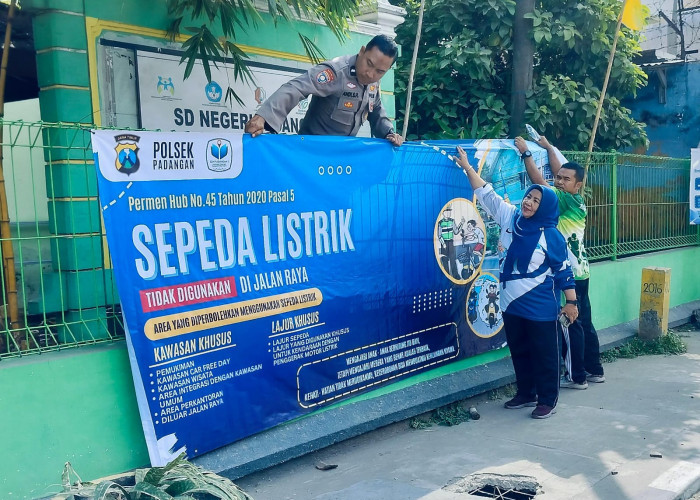 Polsek Padangan Pasang Spanduk Imbauan Larangan Penggunaan Sepeda Listrik di Jalan Raya