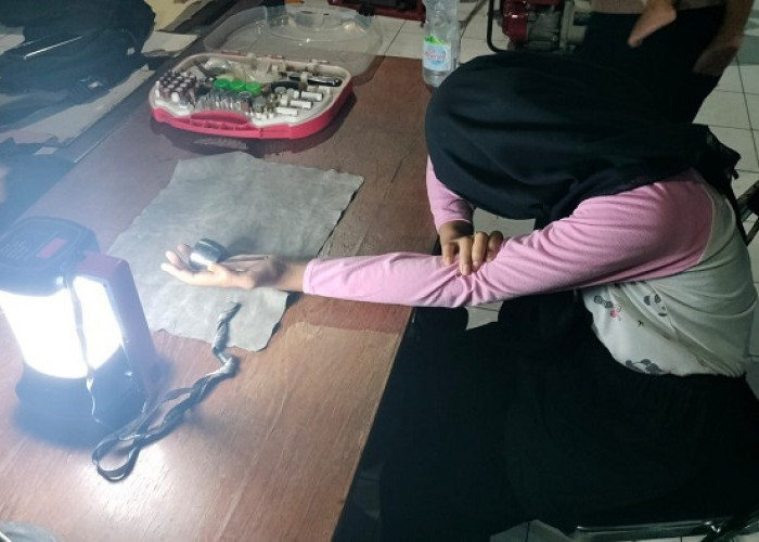 Jari Bocah SD Tersangkut Gagang Pintu Kamar Mandi,  Damkar Gresik Turun Tangan