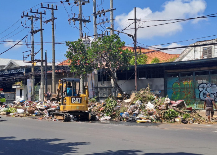 Sampah Menggunung di Jalan Pandegiling, Ini Kata Kadis DLH Pemkot Surabaya