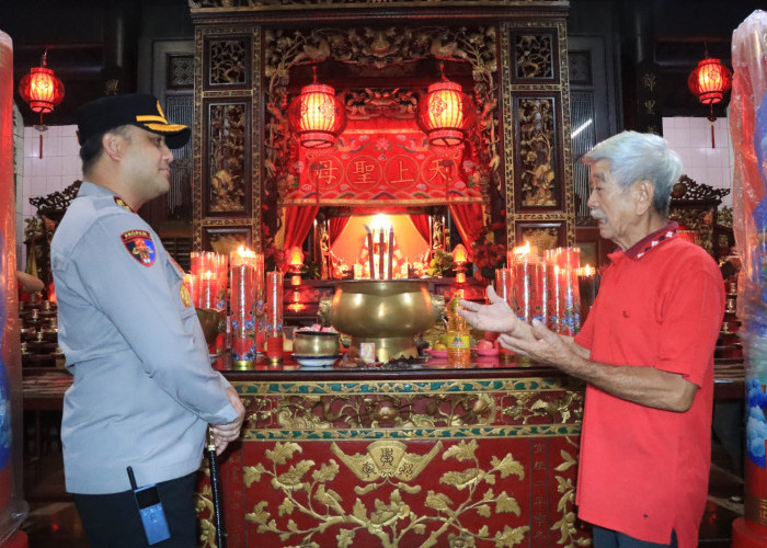 Pastikan Imlek Kondusif, Kapolres Gresik Tinjau Pengamanan di Klenteng Kim Hin Kiong
