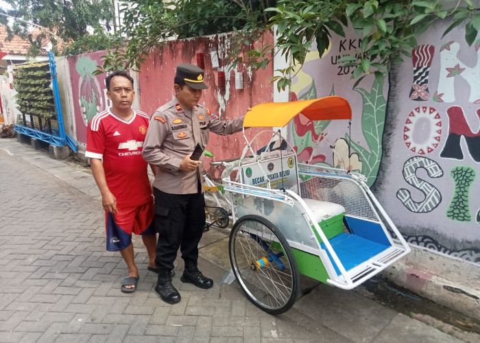 Tukang Becak Tiba-tiba Ambruk dan Meninggal di Trotoar 