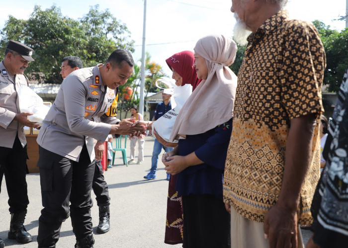 Semangat Ramadan, Ratusan Warga Terima Rombong Usaha dan Sembako dari Polres Kediri