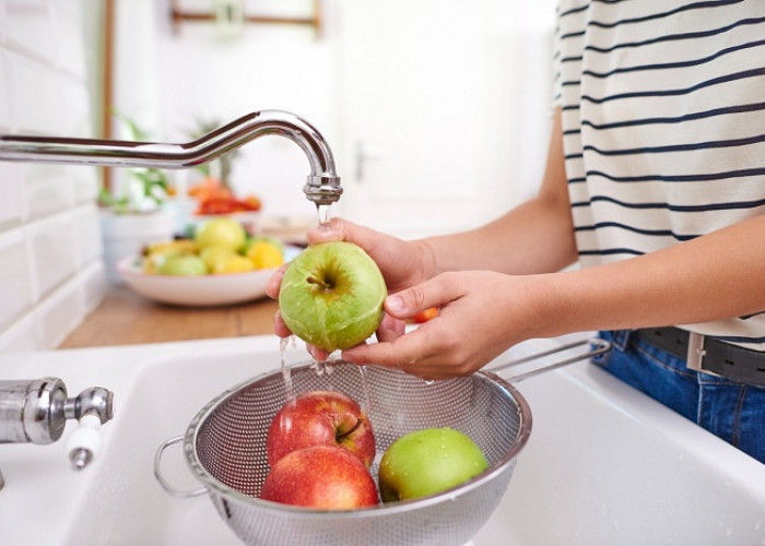 Tips Bersihkan Sisa Pestisida pada Buah Agar Aman Dikonsumsi 