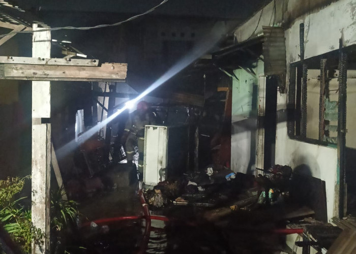 8 Rumah Kos di Jemur Wonosari Dilalap Api, Ada Bunyi Ledakan