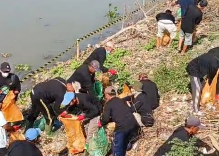 Bengawan Jero Dikepung Sampah, Warga dan Pejabat Jatim Turun Tangan
