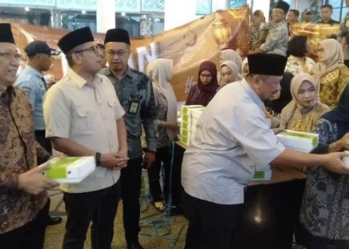 Sekretariat DPRD Jatim Bagikan 1.500 Paket Takjil di Surabaya