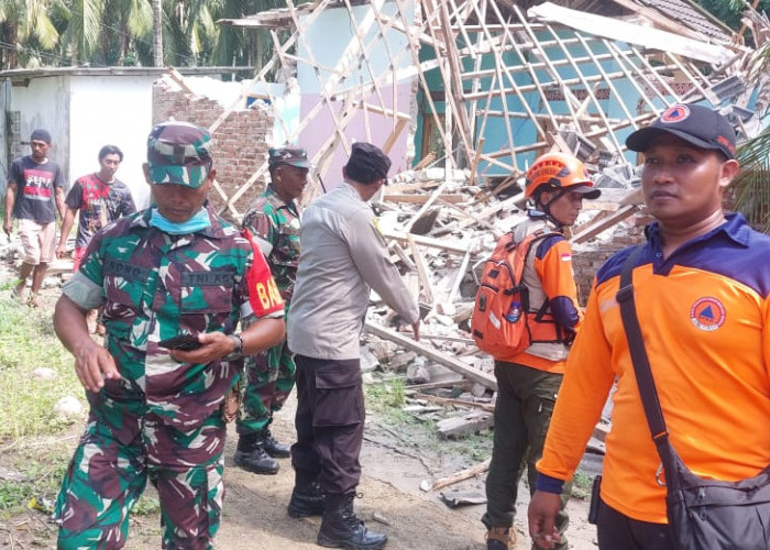 Sinergitas TNI - Polri bersama Pihak Terkait Bantu Korban Gempa Bumi di Sangkapura