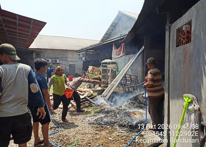 Gudang Toko Bangunan di Blitar Terbakar, Kayu dan Pipa PVC Ludes dengan Kerugian Rp500 Juta