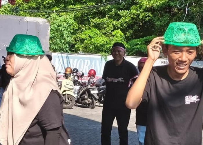 Gelak Tawa Warnai Lomba Nyantol Topi Baskom HUT Ke-81 Kemerdekaan RI di SKH Memorandum