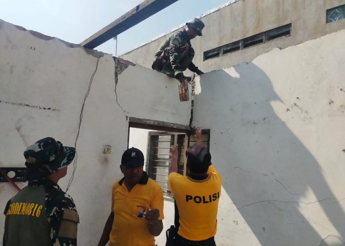 TNI-Polri Kompak Renovasi Rumah Warga Sedenganmijen Krian Sidoarjo