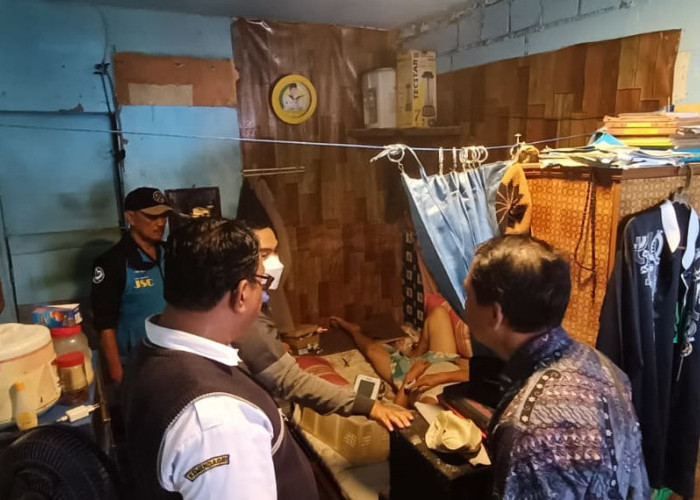 Sakit Kronis dan Hidup Sebatang Kara, Eks Imam Mushola di Tambakasri Dievakuasi Tim JSC Dinsos Jatim