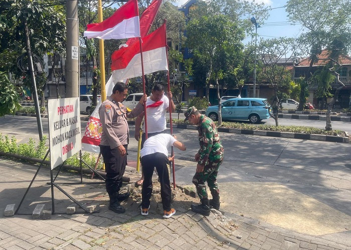 Semarakkan Kemerdekaan, Bhabinkamtibmas Gundih Bantu Warga Pasang Bendera dan Serap Aspirasi Kamtibmas