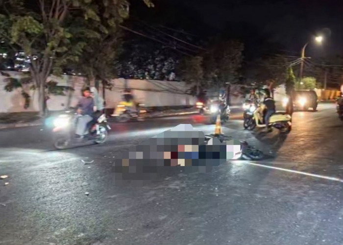 Tabrak Segitiga Pengaman Truk Parkir Lalu Dilindas Trailer, Pemotor Lansia Asal Bungah Tewas di Manyar Gresik