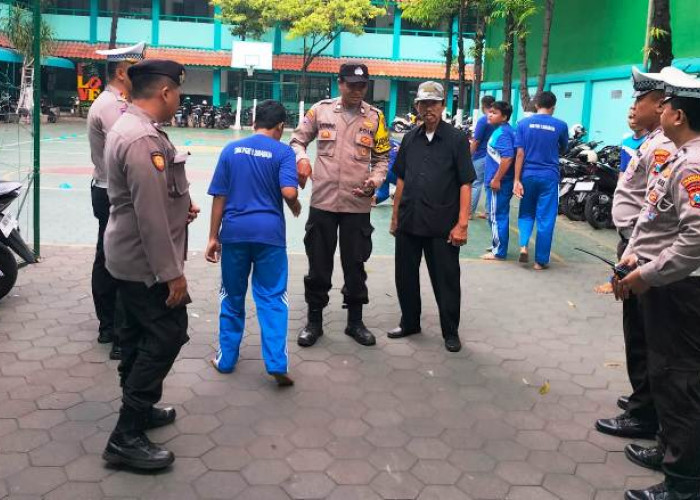 Polsek Wonocolo Perkuat Harkamtibmas Lewat Patroli Dialogis di SMK PGRI 1 Surabaya