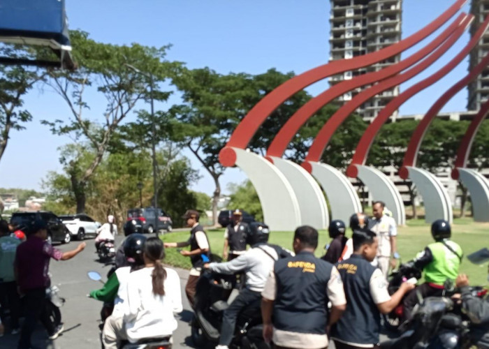 Polsek Lakarsantri Dampingi Bapenda Jatim Operasi Gabungan di Kawasan Patung Belalai