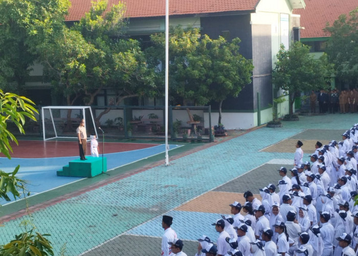 Pimpin Upacara di SMPN 26 Surabaya, Bhabinkamtibmas Banjarsugihan Sampaikan Pesan Karakter dan Prestasi