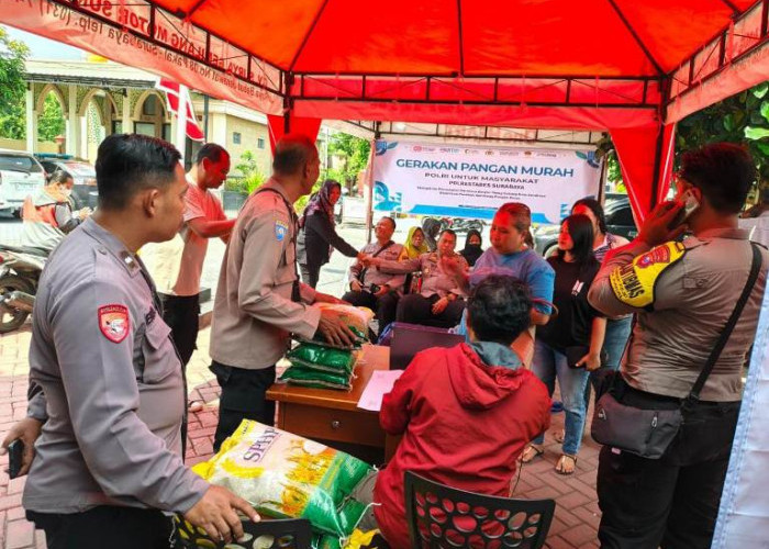 Ratusan Warga Surabaya Serbu Beras Murah Polsek Pakal, 200 Sak Habis dalam Sejam