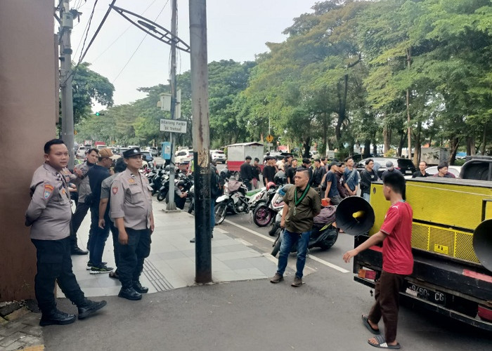 HMI Jatim Gelar Aksi Damai di Kejati Jatim, Polsek Gayungan Pastikan Kondusif