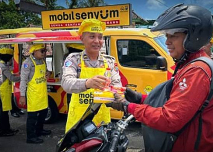 Bawa 150 Paket Makanan, Mobil Senyum Polres Tulungagung Sapa Jemaah Masjid Al Huda Pucanglaban
