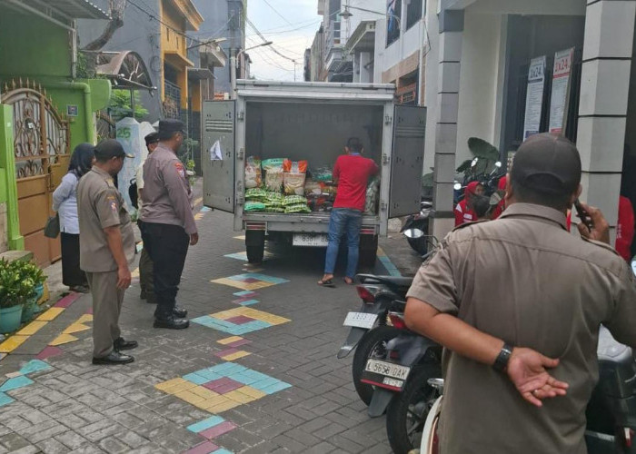 Polsek Sukomanunggal Bersama 3 Pilar Jaga Pasar Murah Bulog Jatim di Simomulyo Baru