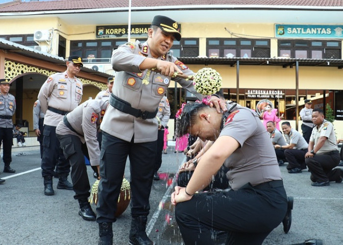 51 Personel Polres Pelabuhan Tanjung Perak Naik Pangkat, Kapolres Tekankan Pelayanan Humanis dan Profesional