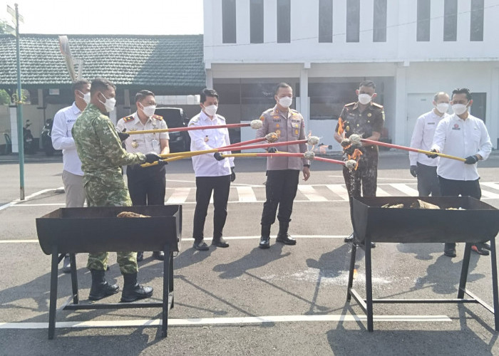 Kejari Kabupaten Malang Musnahkan Barang Bukti 62 Perkara