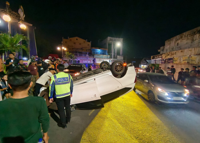 Detik-Detik Kecelakaan Tunggal di Kepatihan, Mobil Sigra Ringsek Usai 