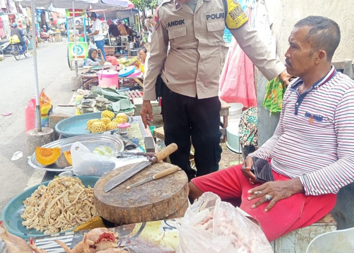 Bhabinkamtibmas Polsek Bubutan Pantau Harga Bahan Pokok di Pasar PPI Pasca Lebaran