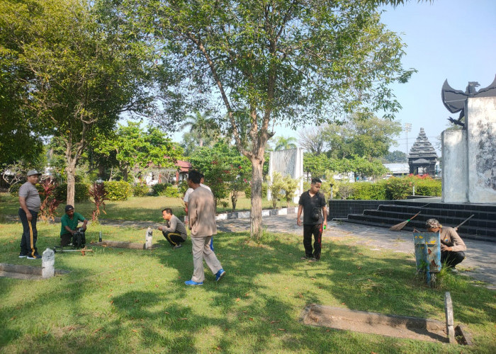 Jelang Hari Bhayangkara ke-80, Polres Lumajang Bersihkan Taman Makam Pahlawan Kusuma Bangsa