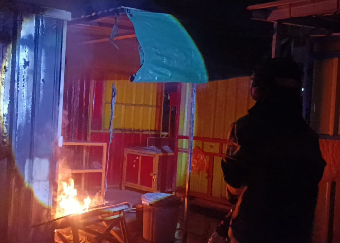 Kebakaran Hanguskan Kios Kontainer di Cerme Gresik, Diwarnai Ledakan Elpiji
